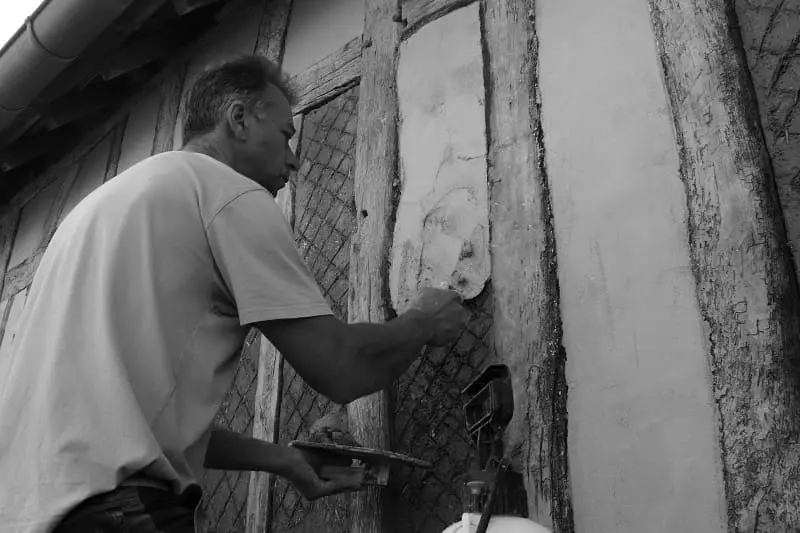 Artisan restaurateur travaillant la pierre ancienne